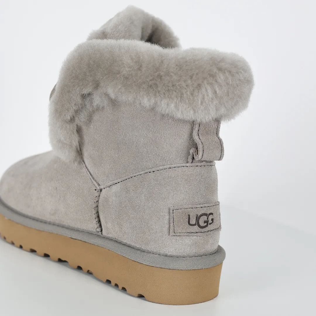 Pick up locally 💰620. The core recommendation is good price. The platform’s foreign trade is exclusively for UGG Classic women’s snow boots 1174576. Produced by the ten-year-old brand shoemaking factory production line. Pay attention to every detail. Longfeng A-grade genuine sheep fur is integrated. It is built in full compliance with the ZP process. Size: 35 36 37 38 39 40